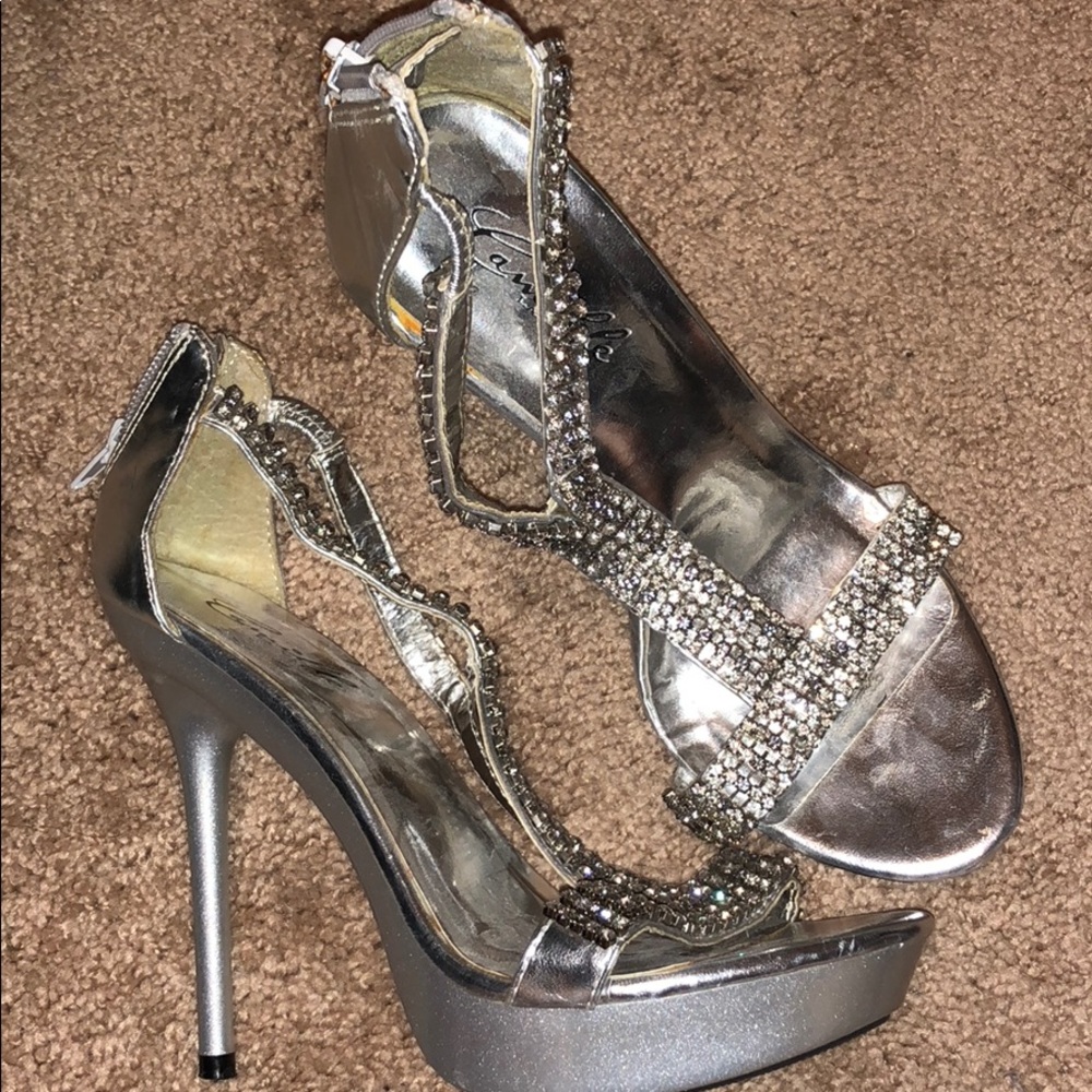 NEW never been worn Camille La Vie heels